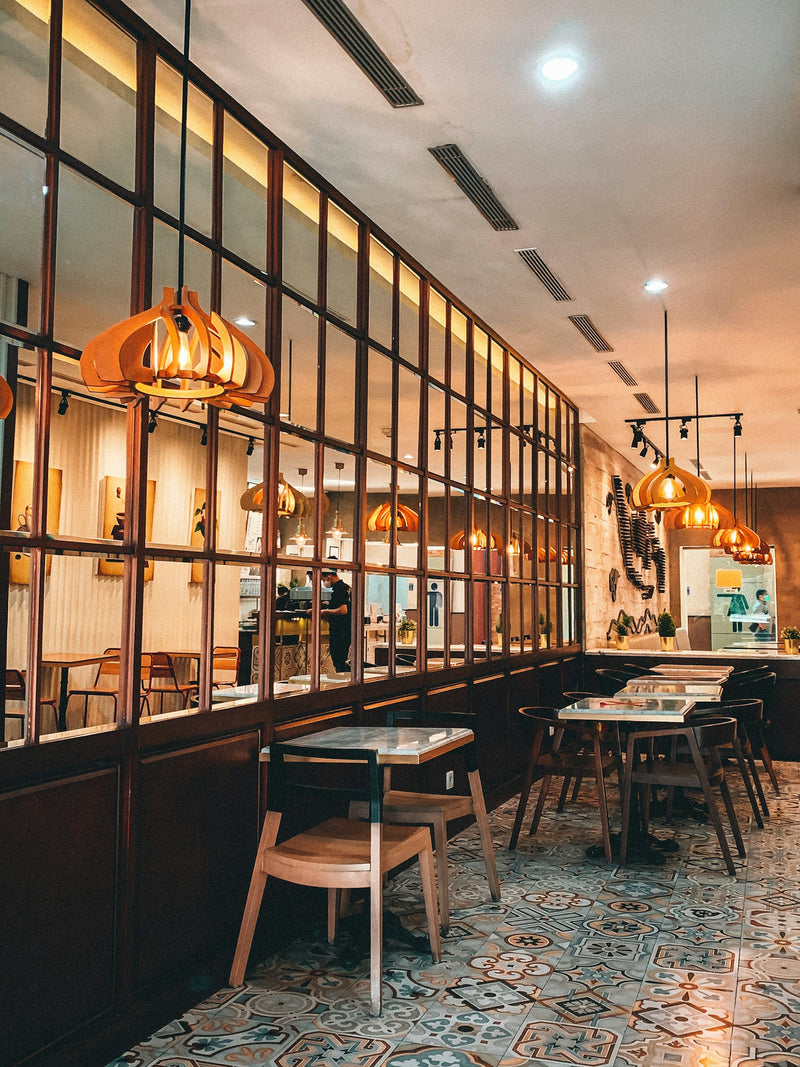 Comedor de restaurante con ambiente cuidado