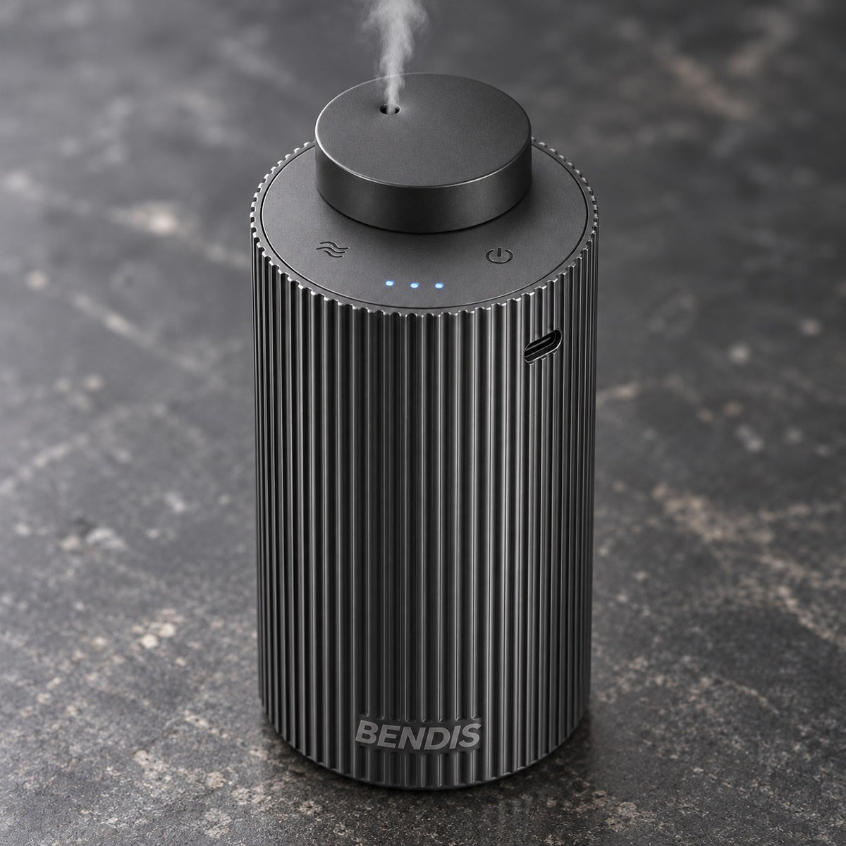 Détail du BENDIS DRIVE titane : capuchon diffuseur, boutons, LED bleues et port USB-C