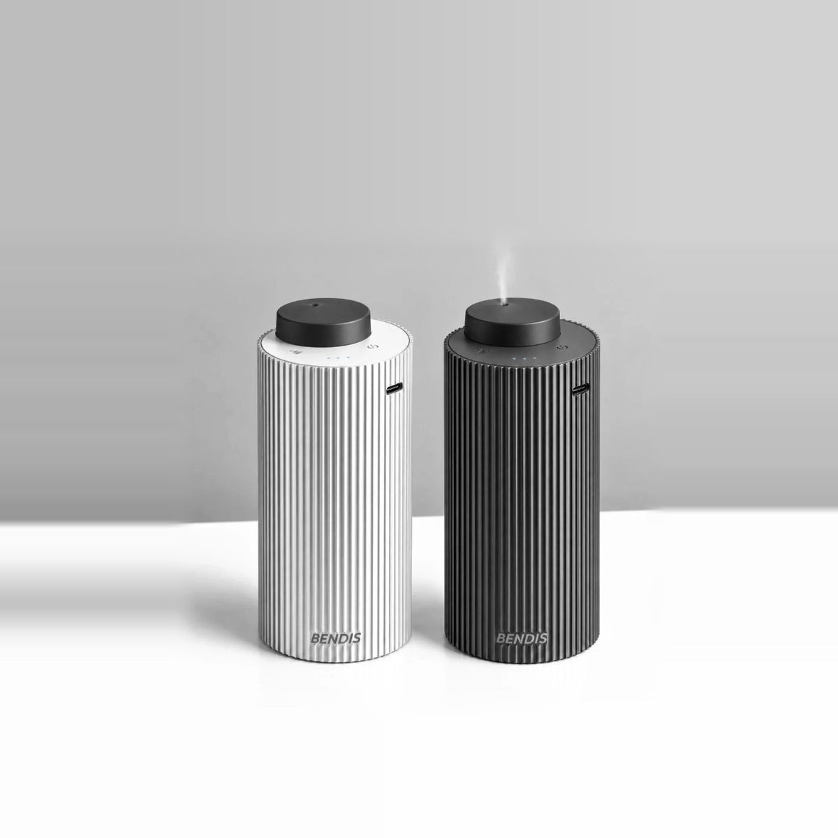 BENDIS DRIVE dans ses deux coloris, argent et titane : diffuseur de parfum pour voiture
